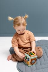 Cubo de actividades pequeño de madera