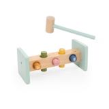 Banco con martillo de madera