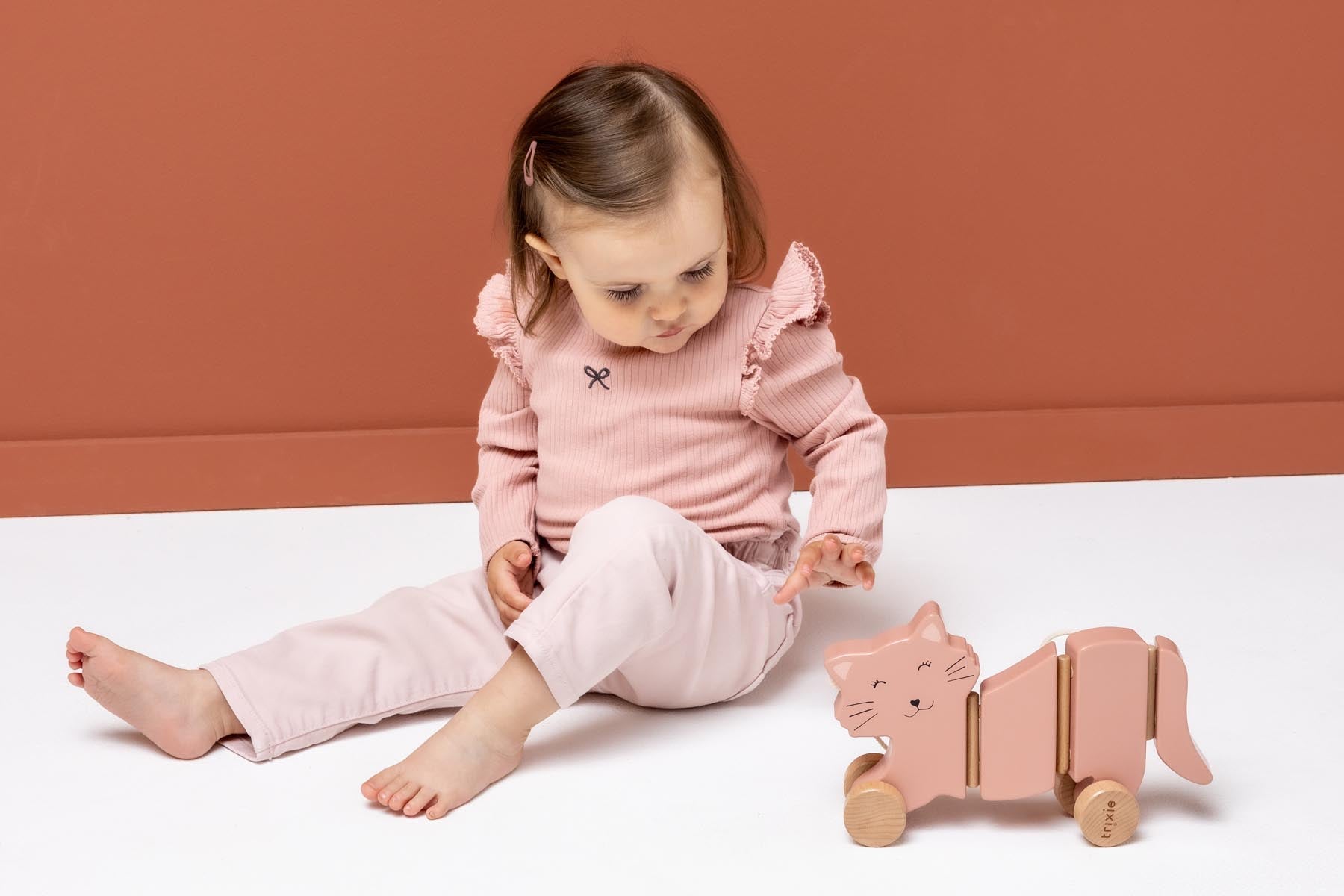 Wooden wiggle pull along toy - Mrs. Cat