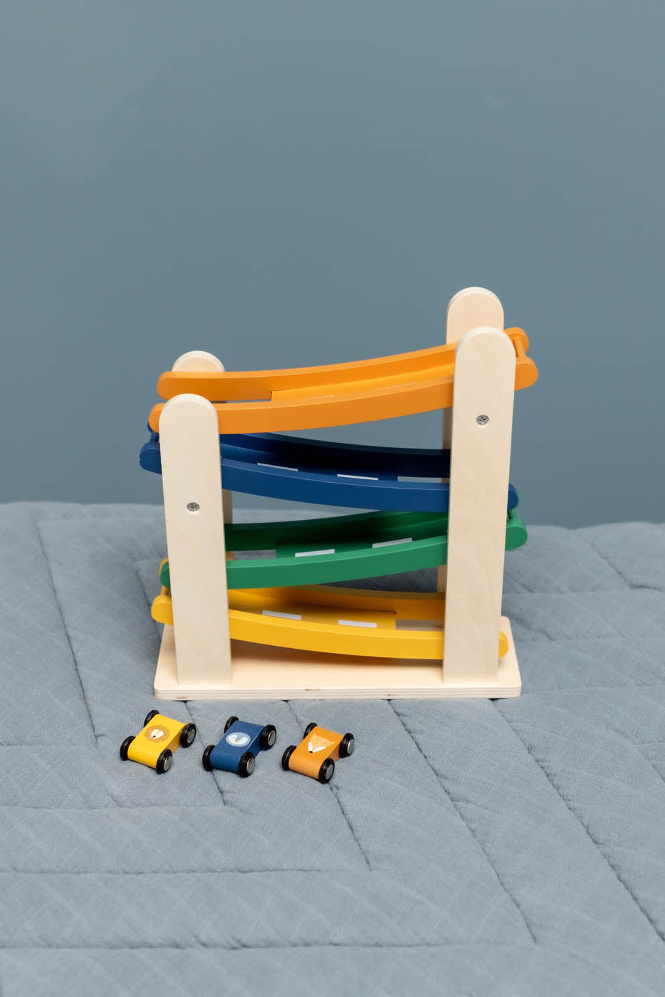 Houten racebaan met 4 auto's
