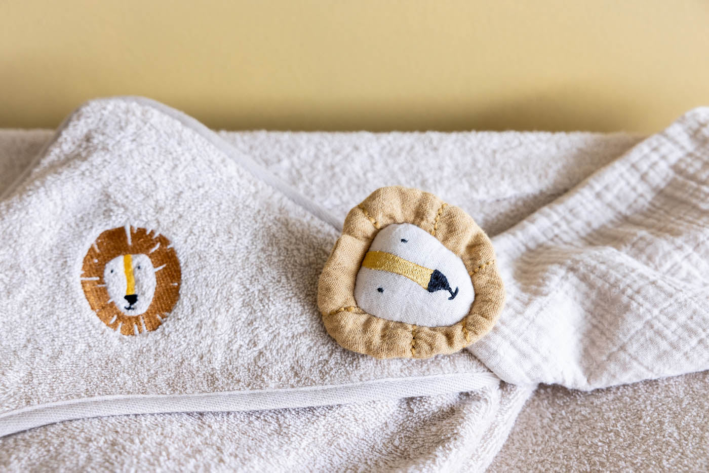 Trixie Mr. Lion comforter and poncho